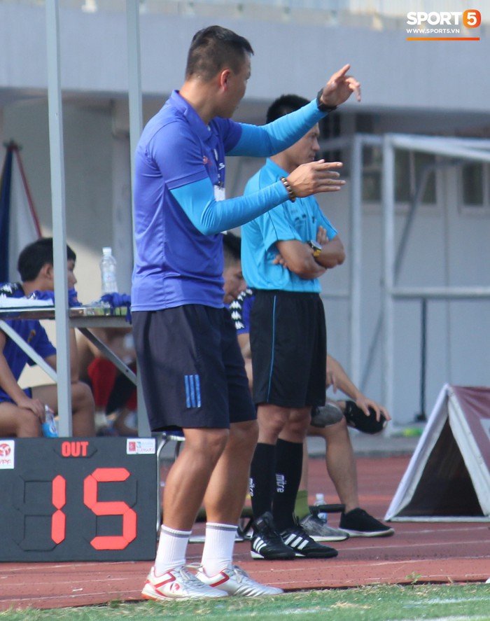 Huyền thoại AFF Cup Dương Hồng Sơn nắn gân trọng tài để bảo vệ học trò trong trận đấu quyết định giành quyền thăng hạng - Ảnh 4.