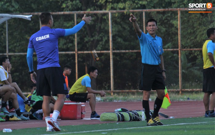 Huyền thoại AFF Cup Dương Hồng Sơn nắn gân trọng tài để bảo vệ học trò trong trận đấu quyết định giành quyền thăng hạng - Ảnh 5.