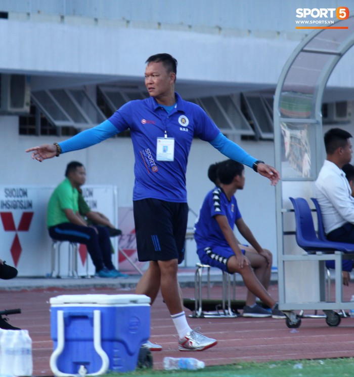 Huyền thoại AFF Cup Dương Hồng Sơn nắn gân trọng tài để bảo vệ học trò trong trận đấu quyết định giành quyền thăng hạng - Ảnh 6.