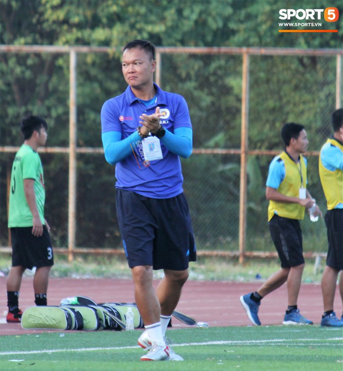 Huyền thoại AFF Cup Dương Hồng Sơn nắn gân trọng tài để bảo vệ học trò trong trận đấu quyết định giành quyền thăng hạng - Ảnh 7.