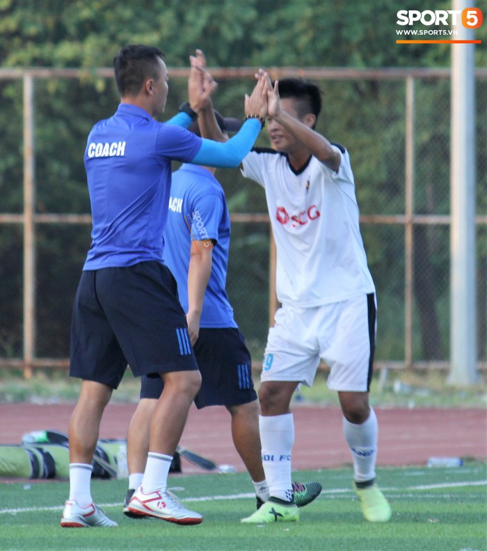 Huyền thoại AFF Cup Dương Hồng Sơn nắn gân trọng tài để bảo vệ học trò trong trận đấu quyết định giành quyền thăng hạng - Ảnh 8.