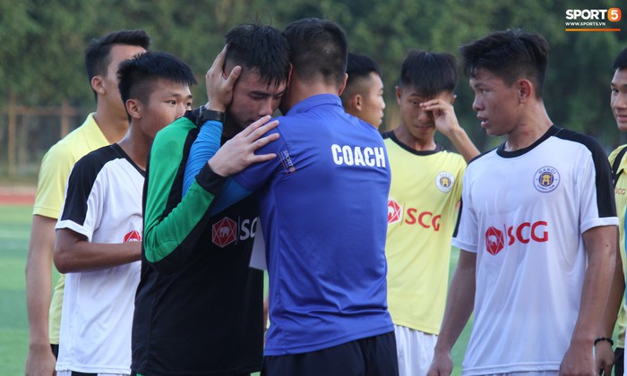 Huyền thoại AFF Cup Dương Hồng Sơn nắn gân trọng tài để bảo vệ học trò trong trận đấu quyết định giành quyền thăng hạng - Ảnh 9.