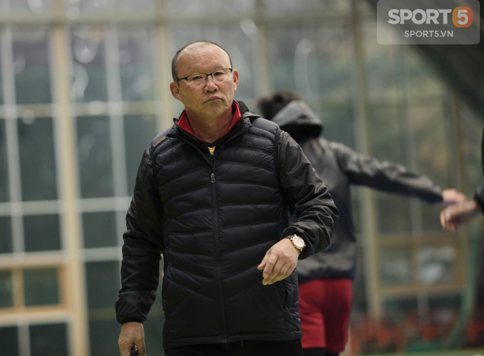 Trọng ỉn bị mắng oan, HLV Park Hang Seo méo mặt vì dạy học trò đánh đầu - Ảnh 1.