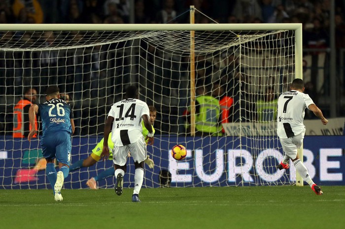 Ronaldo lập tuyệt phẩm sút xa giúp Juventus thắng ngược hú vía - Ảnh 1.