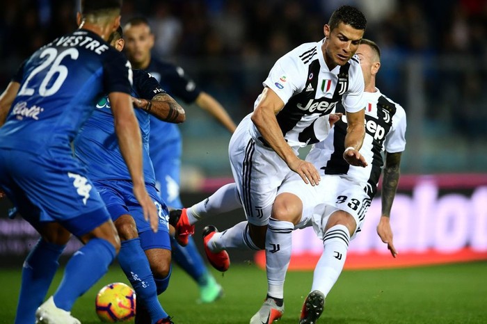 Ronaldo lập tuyệt phẩm sút xa giúp Juventus thắng ngược hú vía - Ảnh 8.