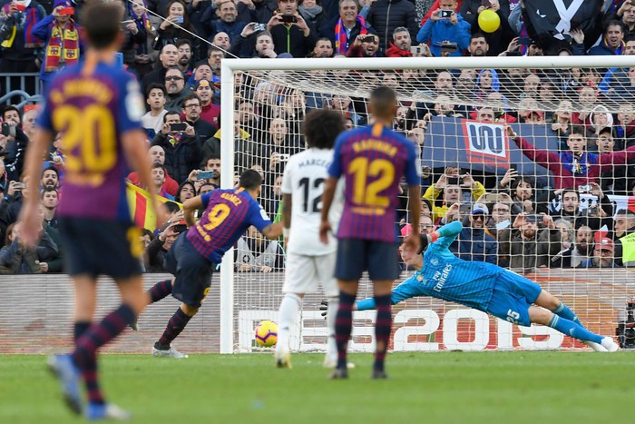 Bạn tri kỷ của Messi ghi 3 bàn, Real Madrid thảm bại nhục nhã 1-5 trước Barca ở trận Siêu kinh điển - Ảnh 8.