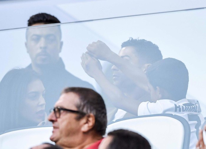 Ronaldo căng thẳng trong lần đầu xuất hiện cùng bạn gái hậu cáo buộc hiếp dâm - Ảnh 7.