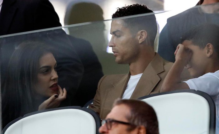 Ronaldo căng thẳng trong lần đầu xuất hiện cùng bạn gái hậu cáo buộc hiếp dâm - Ảnh 6.