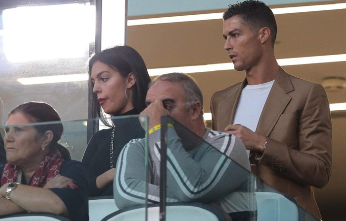 Ronaldo căng thẳng trong lần đầu xuất hiện cùng bạn gái hậu cáo buộc hiếp dâm - Ảnh 2.