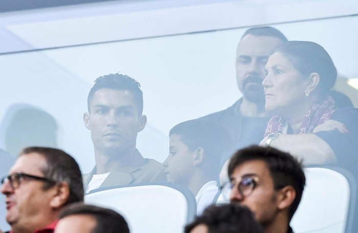 Ronaldo căng thẳng trong lần đầu xuất hiện cùng bạn gái hậu cáo buộc hiếp dâm - Ảnh 3.