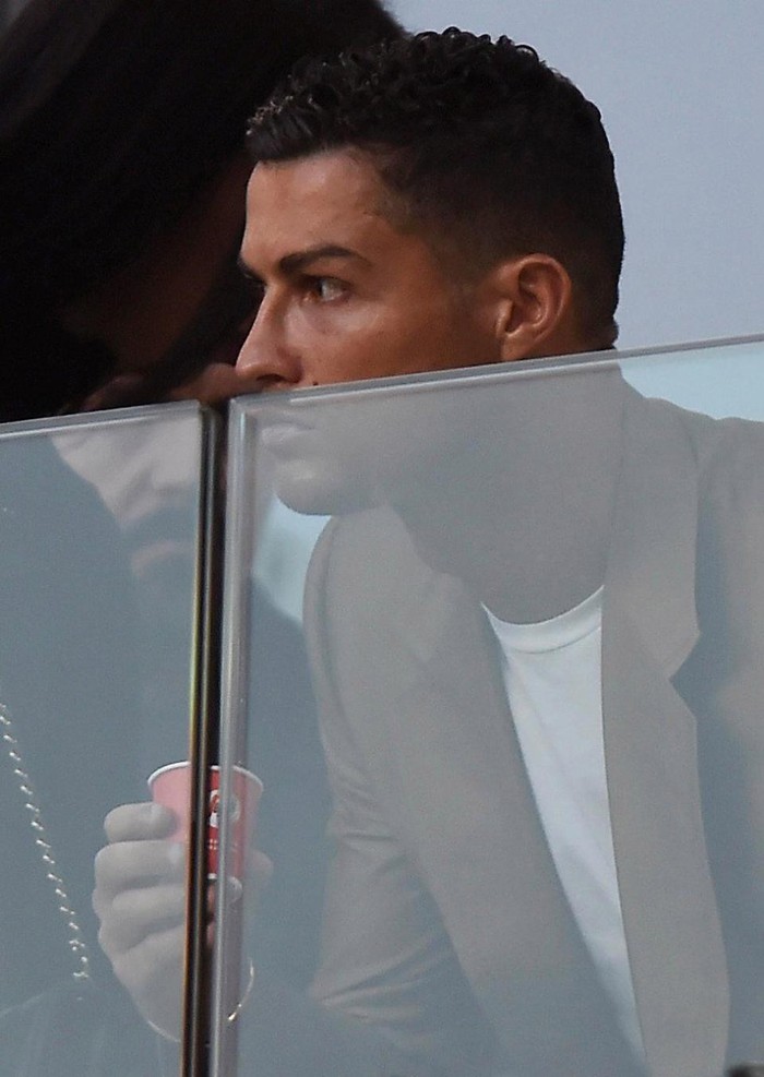 Ronaldo căng thẳng trong lần đầu xuất hiện cùng bạn gái hậu cáo buộc hiếp dâm - Ảnh 4.