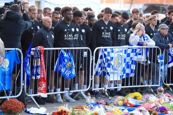 Tập thể cầu thủ Leicester chết lặng trước khu tưởng niệm vị Chủ tịch quá cố - Ảnh 13.