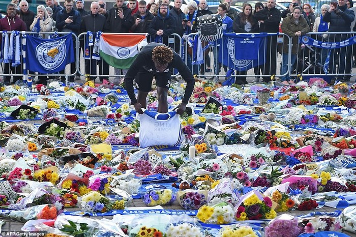 Tập thể cầu thủ Leicester chết lặng trước khu tưởng niệm vị Chủ tịch quá cố - Ảnh 14.