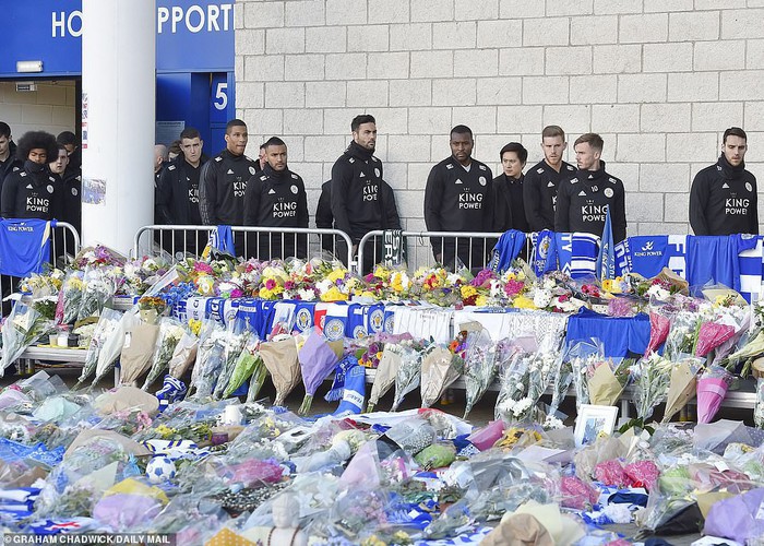 Tập thể cầu thủ Leicester chết lặng trước khu tưởng niệm vị Chủ tịch quá cố - Ảnh 5.