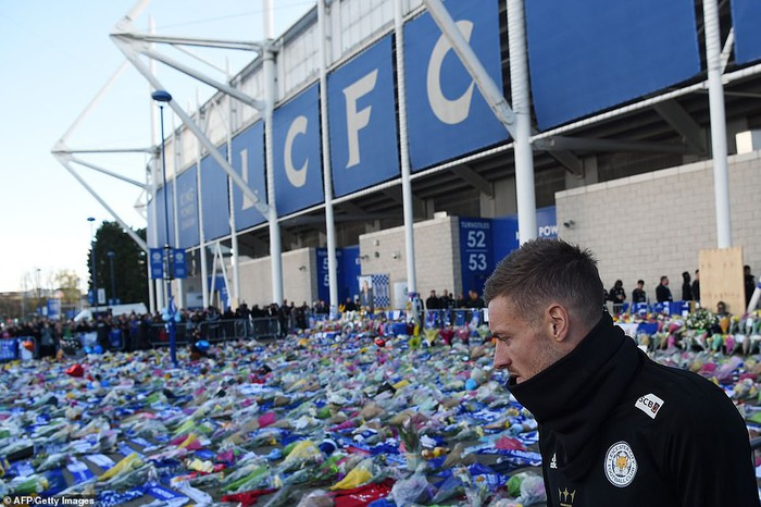 Tập thể cầu thủ Leicester chết lặng trước khu tưởng niệm vị Chủ tịch quá cố - Ảnh 6.