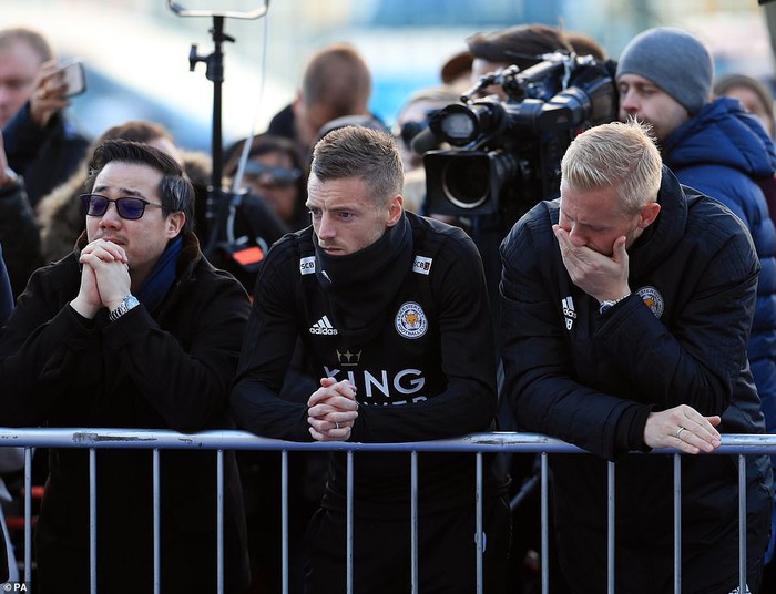 Tập thể cầu thủ Leicester chết lặng trước khu tưởng niệm vị Chủ tịch quá cố - Ảnh 7.