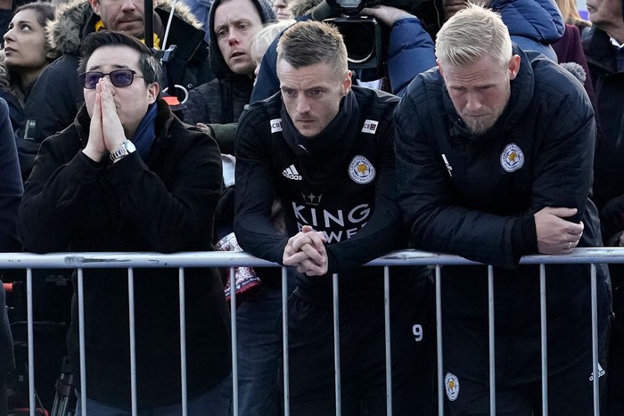 Tập thể cầu thủ Leicester chết lặng trước khu tưởng niệm vị Chủ tịch quá cố - Ảnh 8.