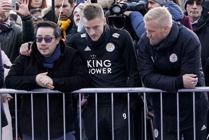 Tập thể cầu thủ Leicester chết lặng trước khu tưởng niệm vị Chủ tịch quá cố - Ảnh 9.
