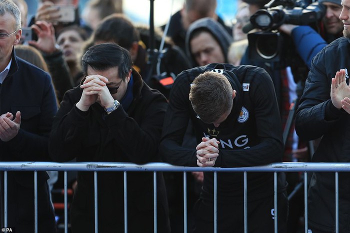 Tập thể cầu thủ Leicester chết lặng trước khu tưởng niệm vị Chủ tịch quá cố - Ảnh 11.