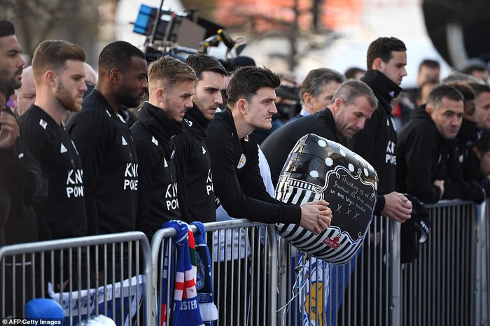 Tập thể cầu thủ Leicester chết lặng trước khu tưởng niệm vị Chủ tịch quá cố - Ảnh 12.
