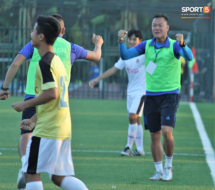 Huyền thoại AFF Cup Dương Hồng Sơn vỡ òa trong ngày có danh hiệu đầu tiên trong sự nghiệp huấn luyện - Ảnh 1.