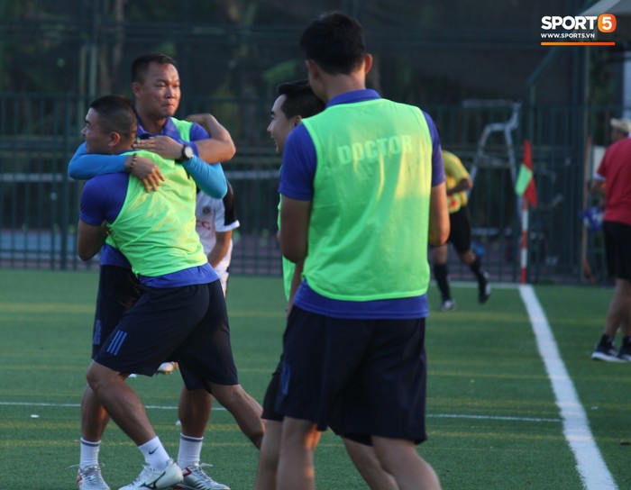 Huyền thoại AFF Cup Dương Hồng Sơn vỡ òa trong ngày có danh hiệu đầu tiên trong sự nghiệp huấn luyện - Ảnh 2.