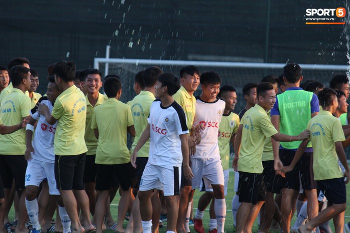 Huyền thoại AFF Cup Dương Hồng Sơn vỡ òa trong ngày có danh hiệu đầu tiên trong sự nghiệp huấn luyện - Ảnh 5.