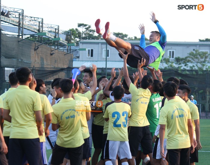 Huyền thoại AFF Cup Dương Hồng Sơn vỡ òa trong ngày có danh hiệu đầu tiên trong sự nghiệp huấn luyện - Ảnh 3.