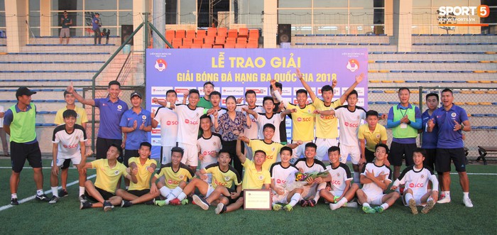 Huyền thoại AFF Cup Dương Hồng Sơn vỡ òa trong ngày có danh hiệu đầu tiên trong sự nghiệp huấn luyện - Ảnh 9.