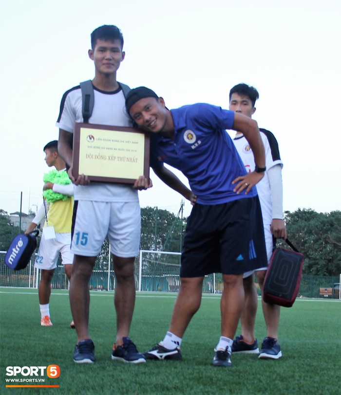 Huyền thoại AFF Cup Dương Hồng Sơn vỡ òa trong ngày có danh hiệu đầu tiên trong sự nghiệp huấn luyện - Ảnh 4.