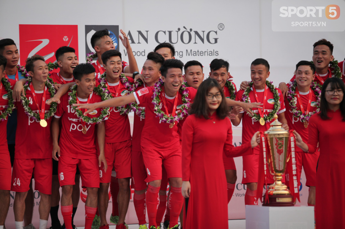 Tiền vệ U23 Việt Nam tình tứ hôn bạn gái ngày Viettel chính thức nhận Cúp vô địch hạng Nhất 2018 - Ảnh 7.