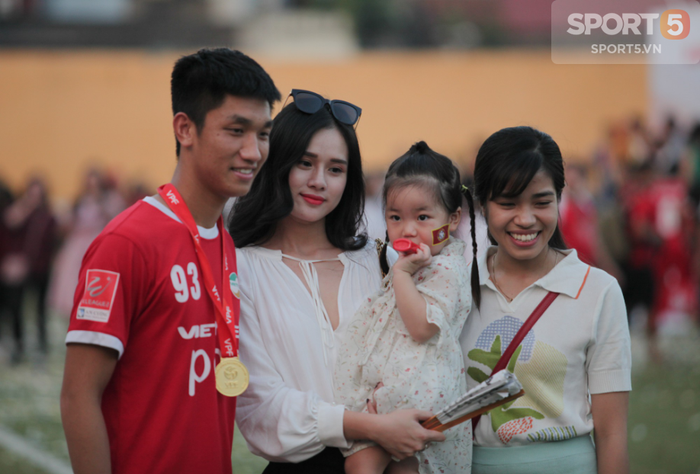 Tiền vệ U23 Việt Nam tình tứ hôn bạn gái ngày Viettel chính thức nhận Cúp vô địch hạng Nhất 2018 - Ảnh 10.