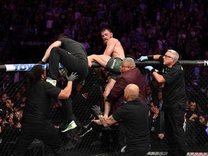 Gã điên McGregor thua đau trong lần trở lại MMA, tạo ra vụ ẩu đả chưa từng có trong lịch sử UFC - Ảnh 8.