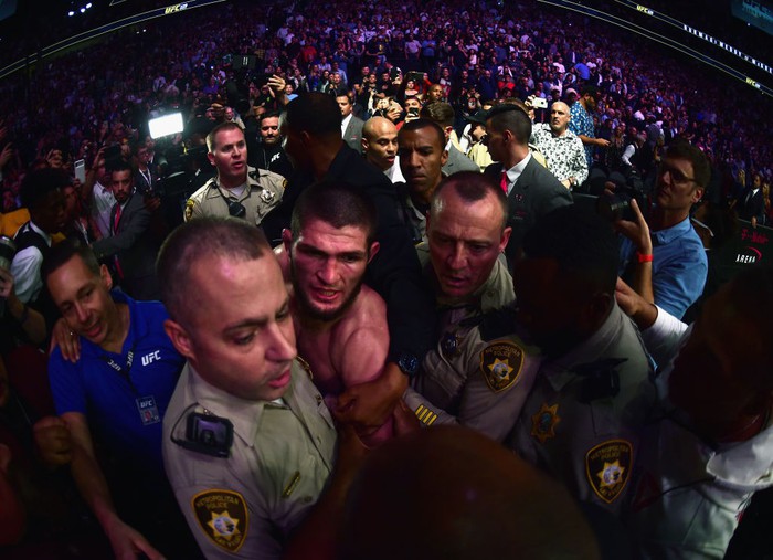 Gã điên McGregor thua đau trong lần trở lại MMA, tạo ra vụ ẩu đả chưa từng có trong lịch sử UFC - Ảnh 10.