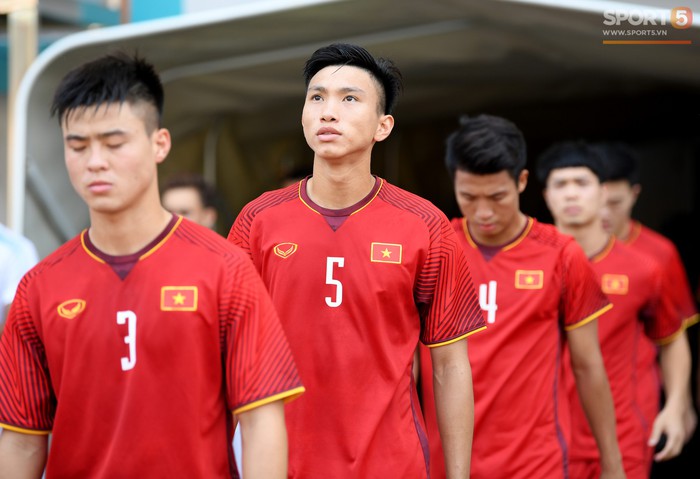 Văn Hậu chễm chệ đứng đầu trong top 5 ngôi sao trẻ sáng giá nhất AFF Cup 2018 - Ảnh 1.