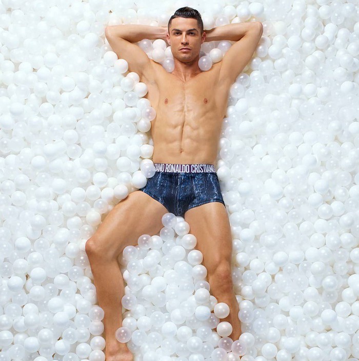 Mặc đồ lót đắm mình trong biển bong bóng, Ronaldo khiến các fan nhìn thôi cũng thấy ngạt thở - Ảnh 2.