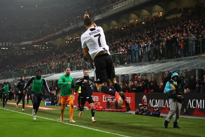 Đá hỏng phạt đền, ăn thẻ đỏ cuối trận, Higuain ngậm ngùi nhìn Ronaldo ghi bàn vùi dập AC Milan - Ảnh 7.