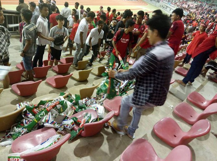 Bạn bè quốc tế sửng sốt trước hành động đẹp của CĐV Myanmar ở AFF Cup 2018 - Ảnh 1.