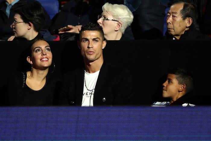 Ronaldo trổ tài nhưng bắt hụt, khiến trái bóng rơi trúng đầu bạn gái - Ảnh 2.