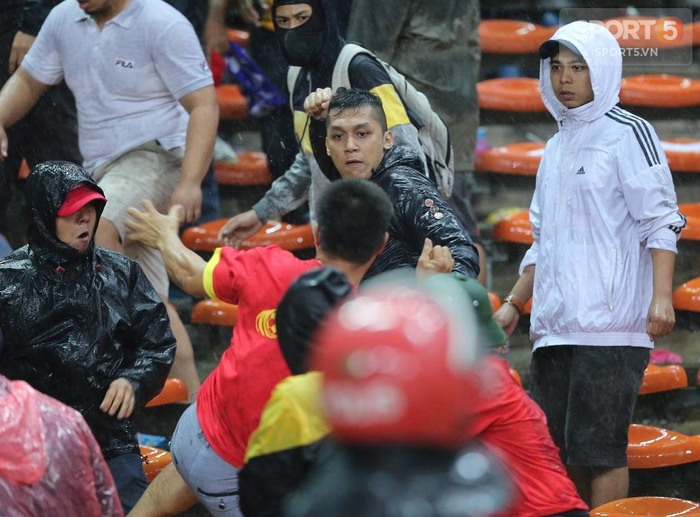 Nhìn lại buổi tối kinh hoàng của CĐV Việt Nam trên đất Malaysia tại AFF Cup 2014  - Ảnh 3.