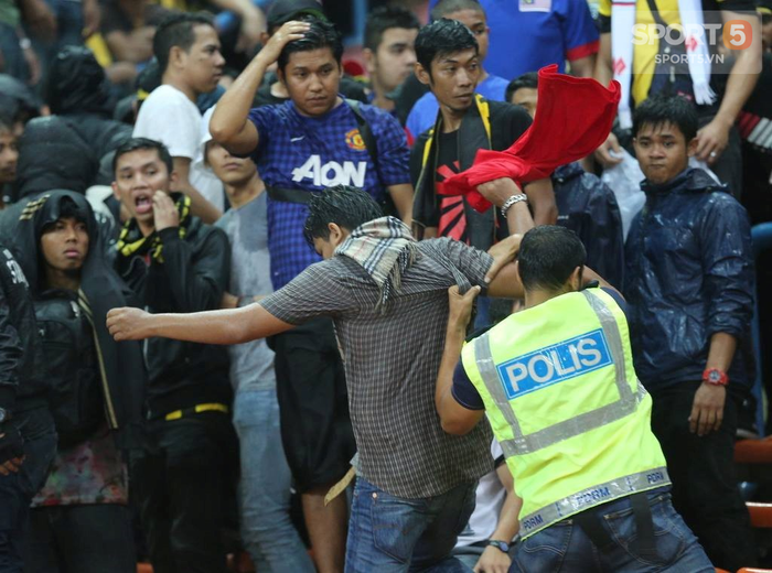 Nhìn lại buổi tối kinh hoàng của CĐV Việt Nam trên đất Malaysia tại AFF Cup 2014  - Ảnh 7.