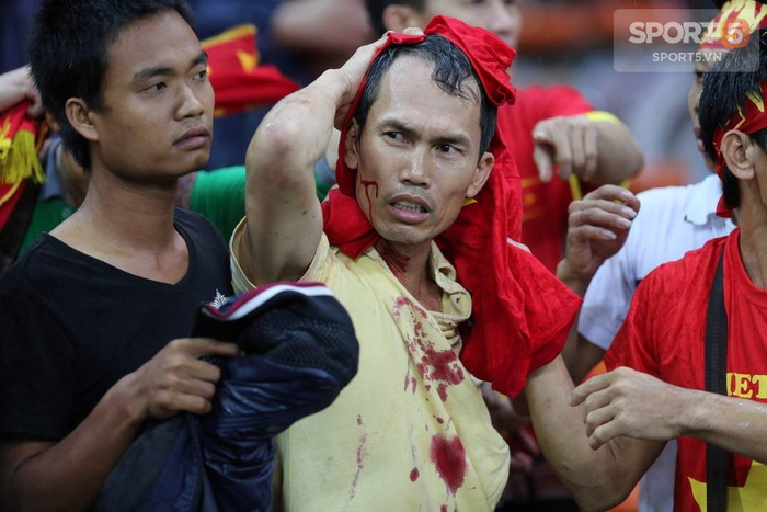 Nhìn lại buổi tối kinh hoàng của CĐV Việt Nam trên đất Malaysia tại AFF Cup 2014  - Ảnh 1.