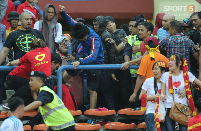 Nhìn lại buổi tối kinh hoàng của CĐV Việt Nam trên đất Malaysia tại AFF Cup 2014  - Ảnh 5.