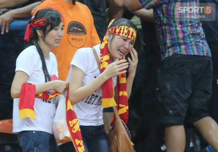 Nhìn lại buổi tối kinh hoàng của CĐV Việt Nam trên đất Malaysia tại AFF Cup 2014  - Ảnh 4.