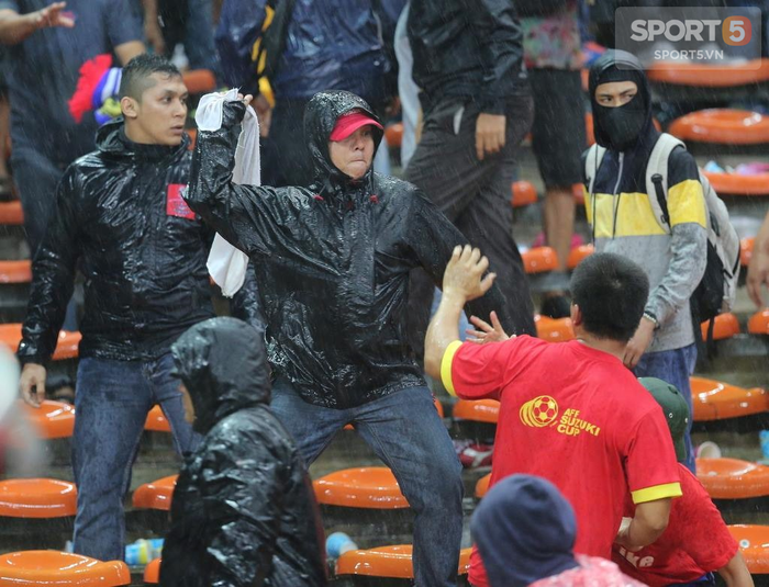 Nhìn lại buổi tối kinh hoàng của CĐV Việt Nam trên đất Malaysia tại AFF Cup 2014  - Ảnh 2.