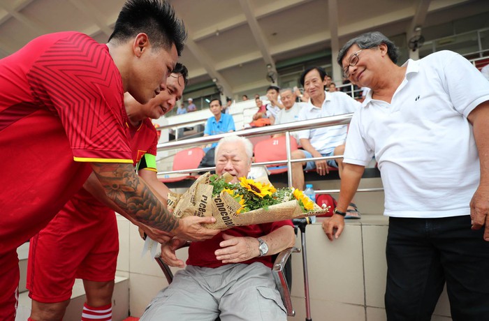 Đội tuyển Việt Nam vô địch AFF Cup 2008 tái xuất sân cỏ, quyên góp được 12 triệu đồng cho cựu cầu thủ Sài Gòn - Ảnh 7.