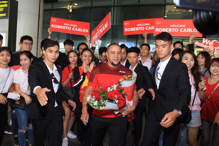 Huyền thoại bóng đá Roberto Carlos đến Hà Nội, dự khán trận đấu Việt Nam và Malaysia - Ảnh 2.