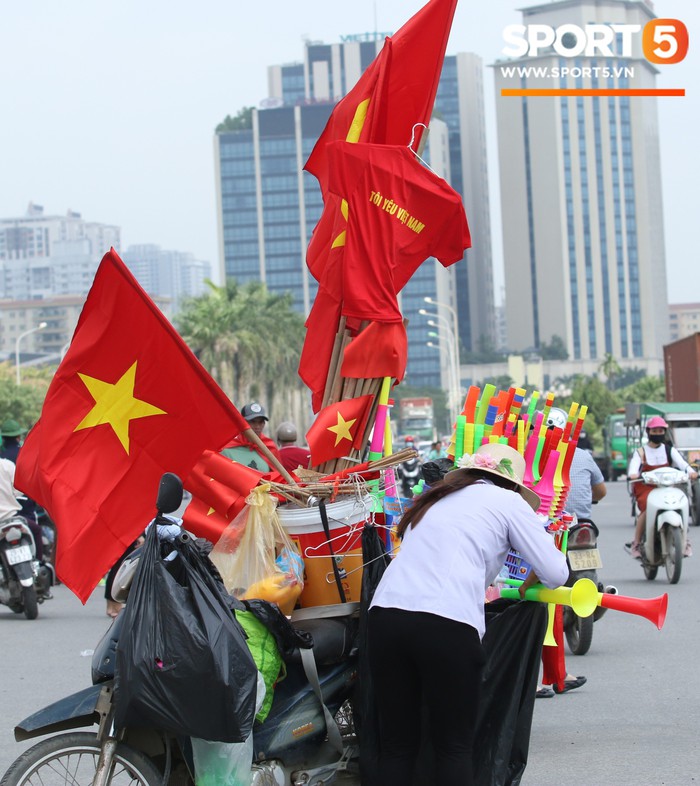 Những cô nàng xinh đẹp khuấy động sân Mỹ Đình trước giờ bóng lăn tận 10 tiếng - Ảnh 6.