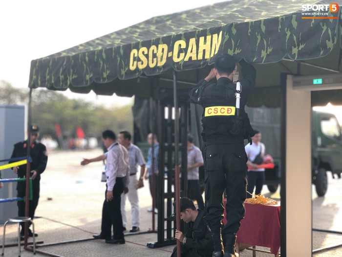 An ninh thắt chặt trước trận Việt Nam đại chiến Malaysia ở AFF Cup 2018 - Ảnh 6.