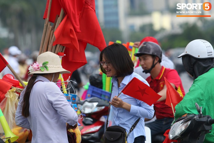 Những cô nàng xinh đẹp khuấy động sân Mỹ Đình trước giờ bóng lăn tận 10 tiếng - Ảnh 7.